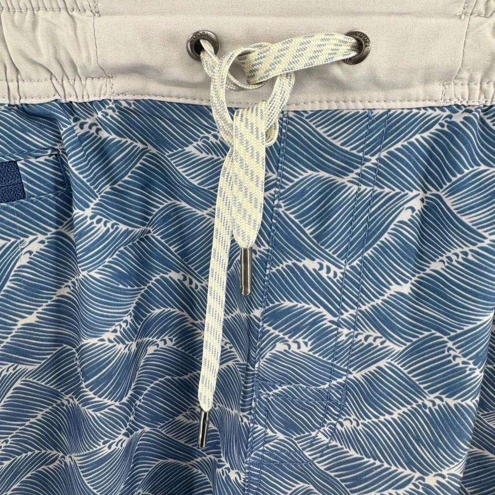 Vuori Banks Boardshorts Mens Large  Blue White Wave 4-Way Stretch Swim Trunks